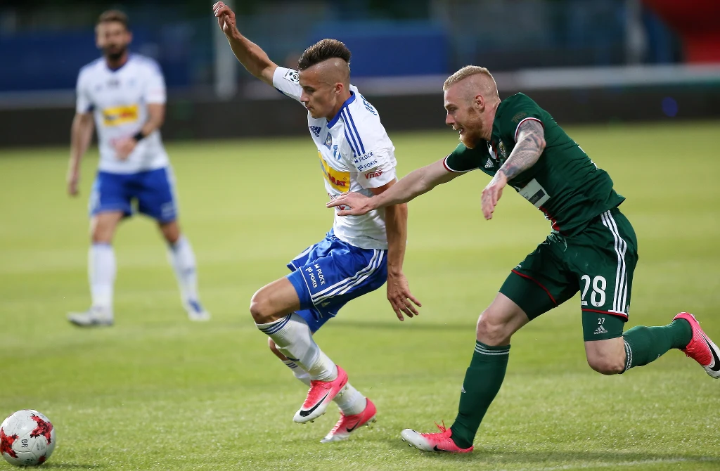 Zawodnik Wisły Płock Arkadiusz Reca (L) i Maleusz Lewandowski (P) ze Śląska Wrocław Zawodnik Wisły Płock Arkadiusz Reca (L) i Maleusz Lewandowski (P) ze Śląska Wrocław