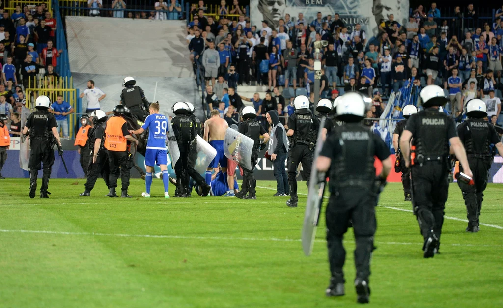 Fani Ruchu Chorzów doprowadzili do przerwania meczu z Górnikiem Łęczna Fani Ruchu Chorzów doprowadzili do przerwania meczu z Górnikiem Łęczna