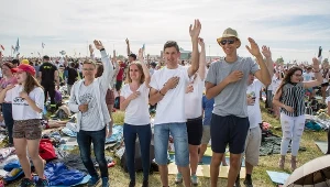 Młodzież na Polach Lednickich