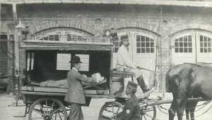 Na pierwsze wyposażenie pogotowia składało się pięć par noszy oraz ambulans zaprzężony w dwa konie