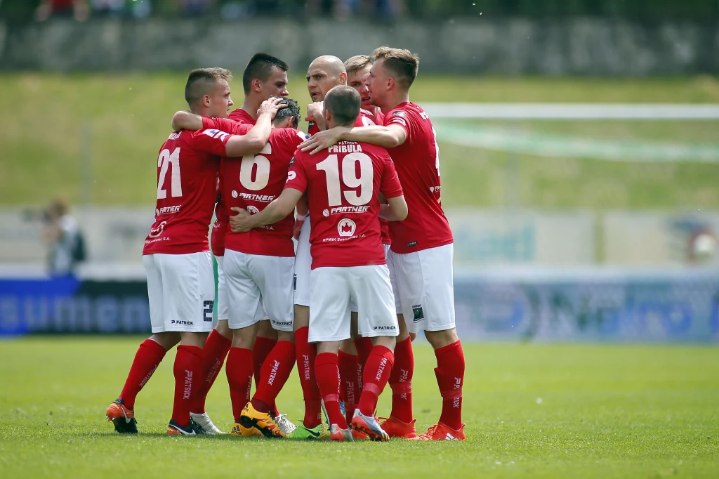 Radość sosnowiczan po zdobyciu bramki Radość sosnowiczan po zdobyciu bramki