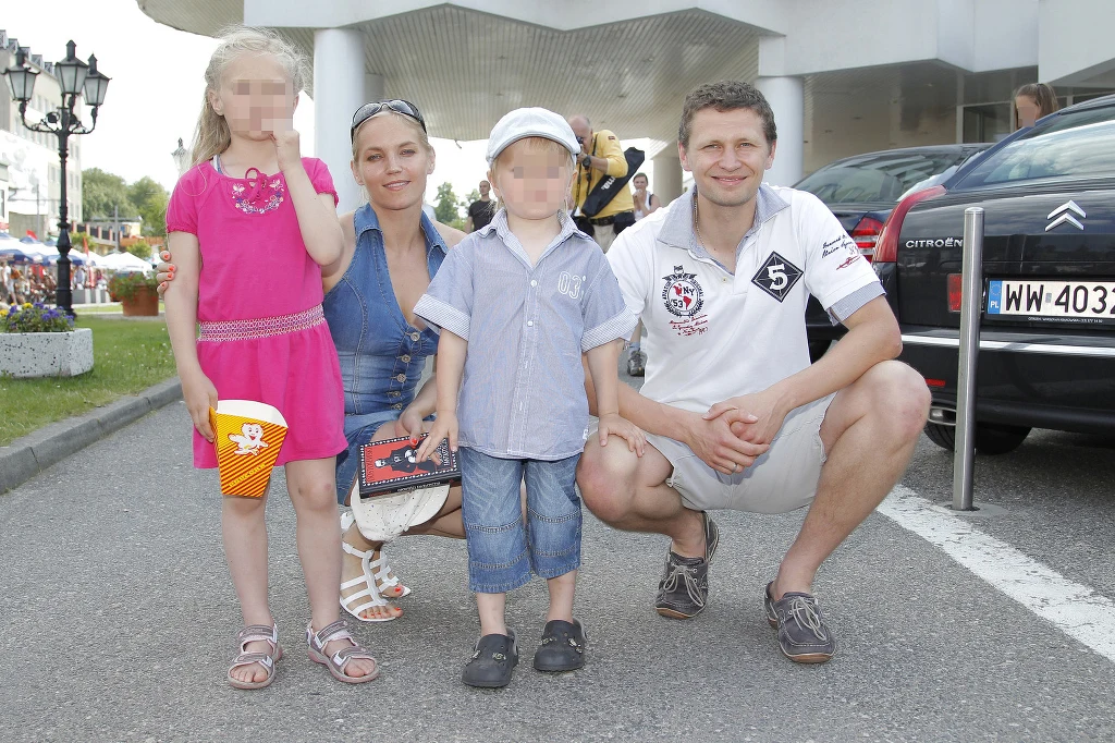 Dominika Figurska i Michała Chorosiński z częścią dzieci