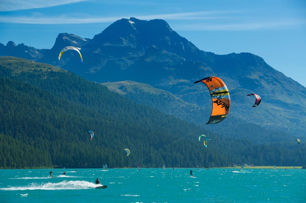 Kitesurferzy na jeziorze Silvaplana, w tle Piz La Margna 