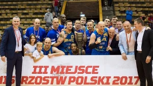 Koszykarze BM Slam Stali Ostrów Wlkp. cieszą się ze zwycięstwa po drugim meczu o trzecie miejsce Ekstraklasy z Energą Czarnymi Słupsk