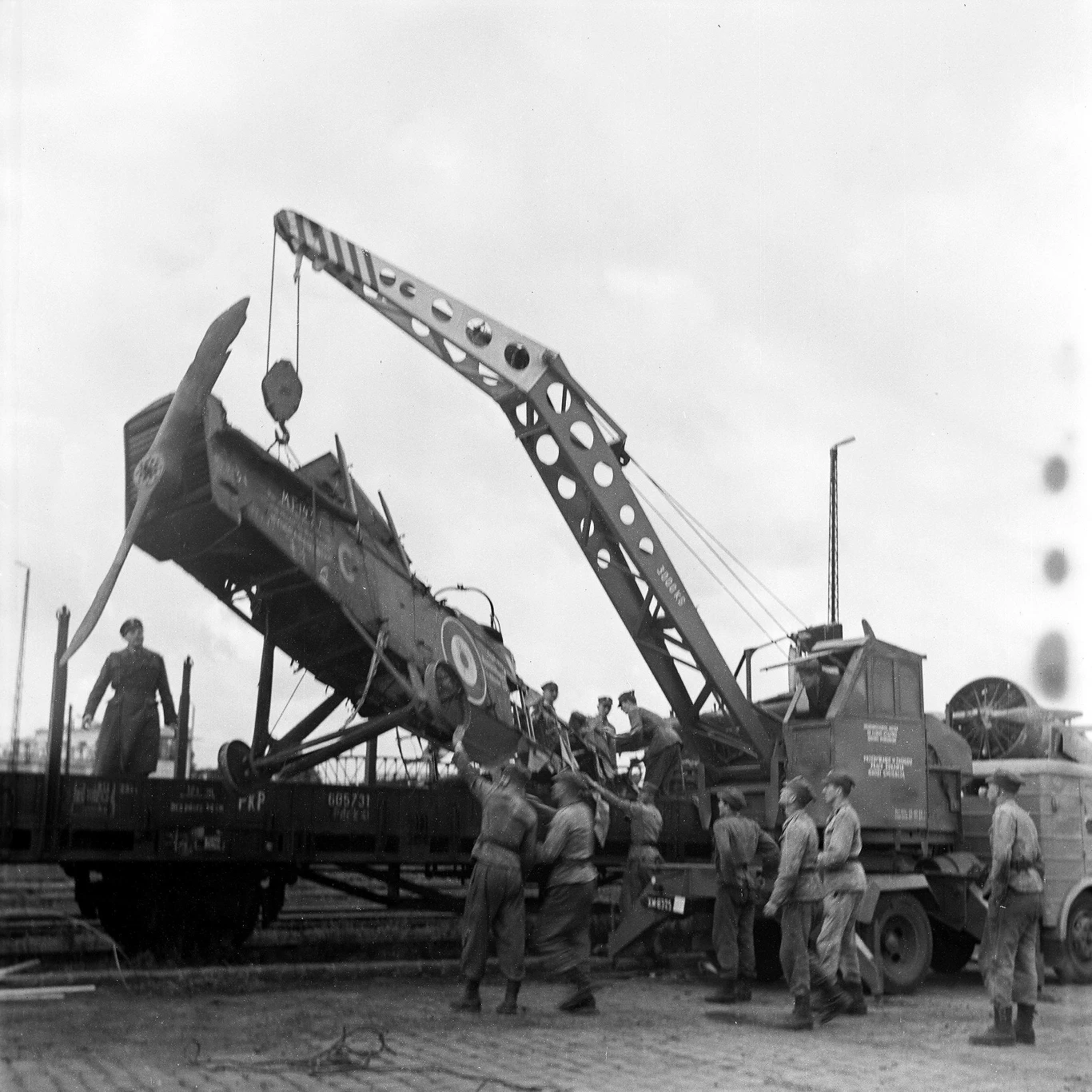 Wrocław 1963. Załadunek Levavasseur IV Antoinette z 1909 roku (źródło: Odkrywca)