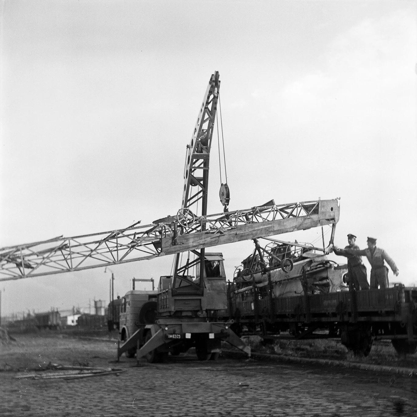 Wrocław 1963. Załadunek De Havilland DH-9a z 1918 roku (źródło: Odkrywca)