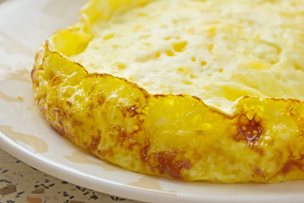 Żeby omlet był bardziej puszysty, do roztrzepanych jaj dodaję wodę mineralną lub gazowaną. Żeby omlet był bardziej puszysty, do roztrzepanych jaj dodaję wodę mineralną lub gazowaną.