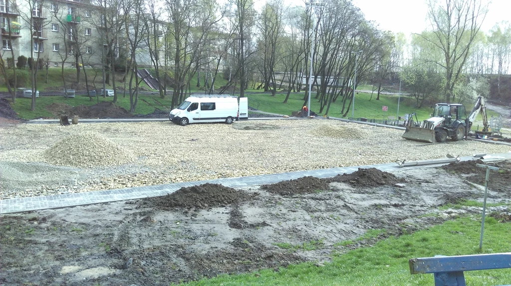 Tak boisko na jastrzębskim osiedlu wyglądało w kwietniu. Teraz jest już gotowe Tak boisko na jastrzębskim osiedlu wyglądało w kwietniu. Teraz jest już gotowe