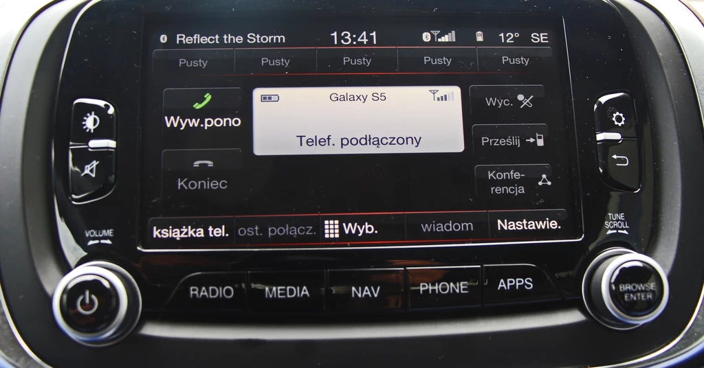 Pokładowy system Bluetooth poprawia bezpieczeństwo, ale rozmowa za jego pośrednictwem nadal rozprasza