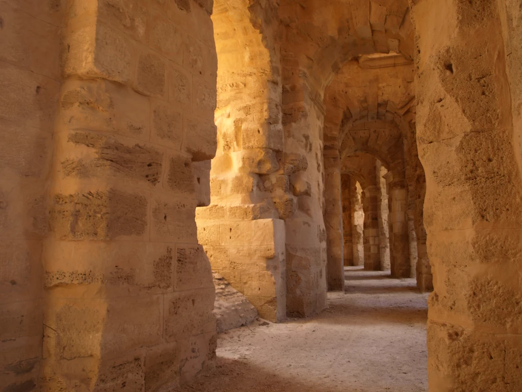 Główna część amfiteatru zachowana jest lepiej, niż koloseum w Rzymie