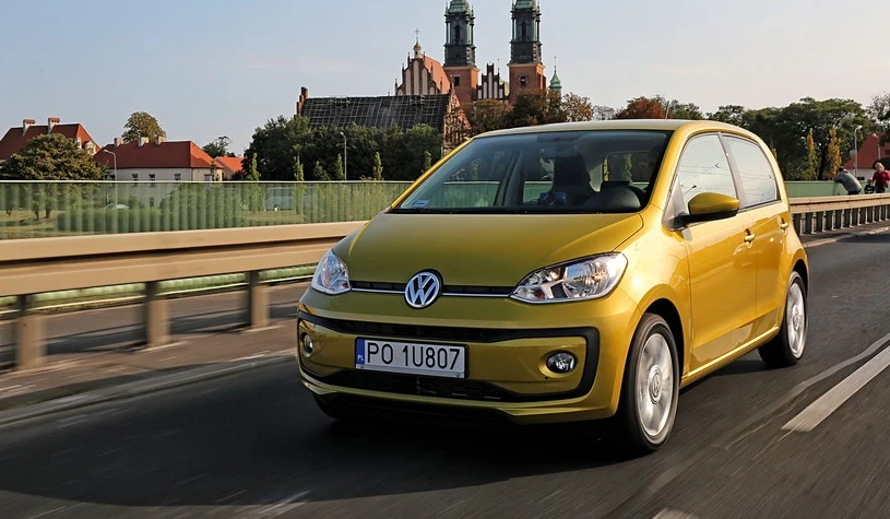 Volkswagen up! jest produkowany od 2011 roku i zastąpił model Fox, któremu nie udało się zdobyć popularności na naszym rynku. Ceny odmiany 3-drzwiowej zaczynają się od 36 890 zł, natomiast odmiana 5-drzwiowa kosztuje od 38 320 zł. Podstawowym silnikiem jest litrowa jednostka benzynowa o mocy 60 KM. Na liście wyposażenia można znaleźć między innymi reflektory przeciwmgielne, światła dzienne LED oraz obrotomierz. System audio jest dostępny w cenie od 1 420 zł, a klimatyzacja to koszt na poziomie 1 240 zł. Samochód można dodatkowo doposażyć w pakiety składające się z tylnych czujników parkowania, kierownicy, dźwigni hamulca ręcznego i gałki zmiany biegów obszytych skórą i systemu 6 głośników – koszt to 1 420 zł. W ofercie znajduje się 9 obręczy w pięciu różnych kolorach, które można połączyć z jednym z pięciu kolorów nadwozia. Dodatkowo deska rozdzielcza ma panele dostępne w kilku różnych kolorach. Całość można uzupełnić kolorowym dachem. 