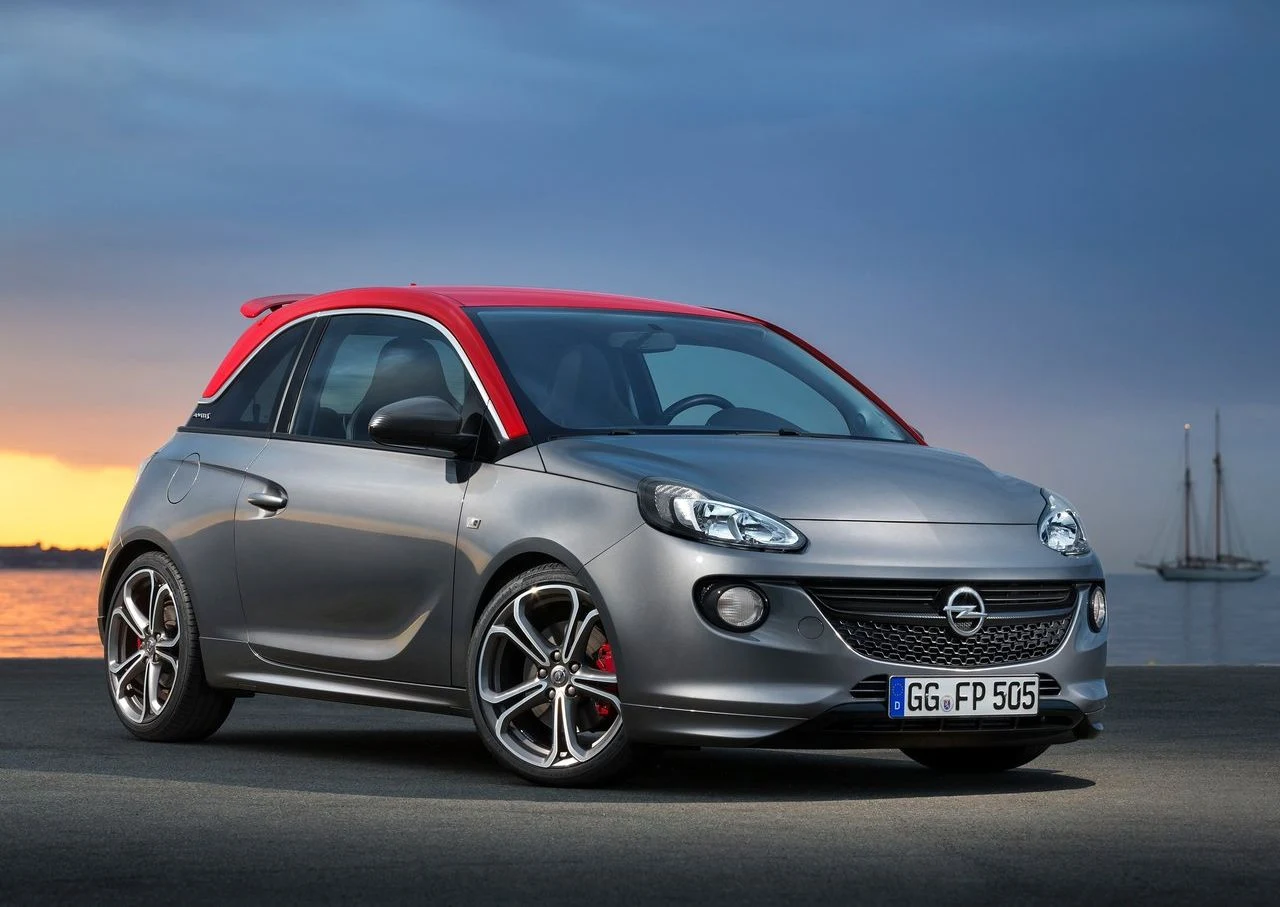Opel Adam został zaprezentowany w 2014 roku, a jego styl retro ma nawiązywać do stylistyki włoskiego modelu 500 i Mini. Ceny na polskim rynku zaczynają się od 43 500 zł, a auto napędza wtedy silnik 1,2 o mocy 70 KM. Na liście wyposażenia znalazły się między innymi elektrycznie sterowane szyby przednie, radio z wyświetlaczem oraz system wspomagania ruszania na pochyłościach. Dopłata do ręcznej klimatyzacji to 2,6 tys. zł, a audio z USB i Bluetooth powiększa cenę auta o 1 tys. zł. Samochód można doposażyć w pakiety kolorystyczne dachu oraz nakładki lusterek w odpowiednim kolorze w cenie 1,5 tys. zł lub pakiety Carbon zmieniające barwę lusterek, listwy osłony chłodnicy i obudowę lusterka wewnętrznego – cena 150 zł. Dodatkowo samochód można uzbroić w nakładki na progi oraz pakiet zewnętrznych elementów dekoracyjnych uzależniony od koloru lakieru na dachu i masce. 