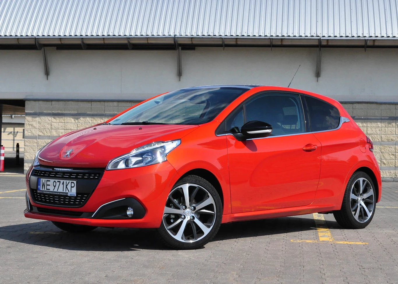 Odświeżony Peugeot 208 pojawił się w 2015 roku – zmiany objęły między innymi pas przedni, a we wnętrzu pojawił się nowy system multimedialny. Ceny samochodu startują od 41 700 zł z wersją trzy- lub pięciodrzwiową. W tej kwocie otrzymujemy auto z silnikiem 1,2 o mocy 68 KM. Na liście wyposażenia znalazły się między innymi tempomat i ogranicznik prędkości ze sterowaniem z kolumny kierowniczej, elektrycznie sterowane szyby przednie oraz system audio CD MP3 z gniazdem AUX sterowny z kierownicy. Wyższe warianty można doposażyć w automatyczną klimatyzację dwustrefową w cenie 2 tys. zł. Producent przygotował kilka wariantów personalizacji wnętrza w cenie 1 800 zł – zmieniają one kolor niektórych elementów wykończenia kabiny, paneli i uchwytów drzwi oraz wykończenie dźwigni zmiany biegów. Dodatkowo kupujący może wybrać kilka opcji nadwozia – modyfikacje kolorystyczne obejmują między innymi atrapę chłodnicy, wykończenia lamp, zmianę barwy emblematu marki i modelu oraz wykończenia kolorystyczne kierunkowskazów w lusterkach. 