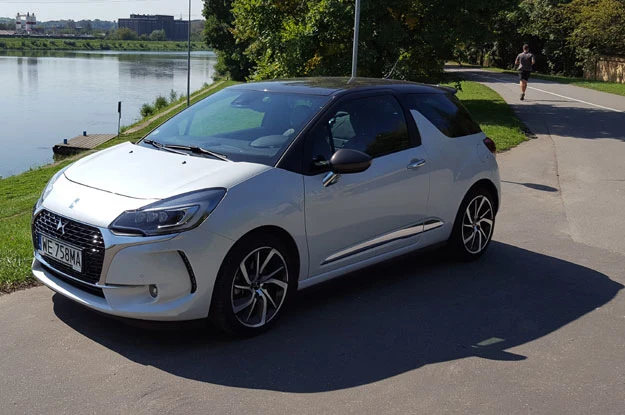 DS 3 nawiązuje swoją nazwą do legendarnego już Citroena DS, a jego konstrukcja oparta jest na kompaktowym modelu C3 tego francuskiego producenta. Mierzący 394,8 cm długości hatchback oferuje pasażerom 5 miejsc. Cennik modelu startuje od 66 900 zł. Najtańsza wersja napędzana jest silnikiem 1,2 o mocy 82 KM z manualną skrzynią biegów. Na liście wyposażenia można znaleźć między innymi manualną klimatyzację, elektrycznie regulowane szyby przednie czy kierownicę obszytą skórą. Bogatsze wersje – najdroższa opcja jest wyceniona na ponad 131 tys. zł – zostały wyposażone między innymi w system wspomagający parkowanie czy światła LED. I w tym przypadku producent zadbał o możliwość personalizacji samochodu. Na liście znalazły się opcje zmiany koloru dachu, a bardziej wymagający mogą przystroić ten element karoserii graficznym motywem. W ofercie znalazło się też kilkanaście wzorów felg aluminiowych, różne wersje kolorystyczne tapicerki skórzanej, a także chromowane elementy nadwozia. 