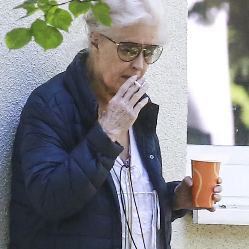 Beata Tyszkiewicz tydzień po zawale już pali! Beata Tyszkiewicz tydzień po zawale już pali!