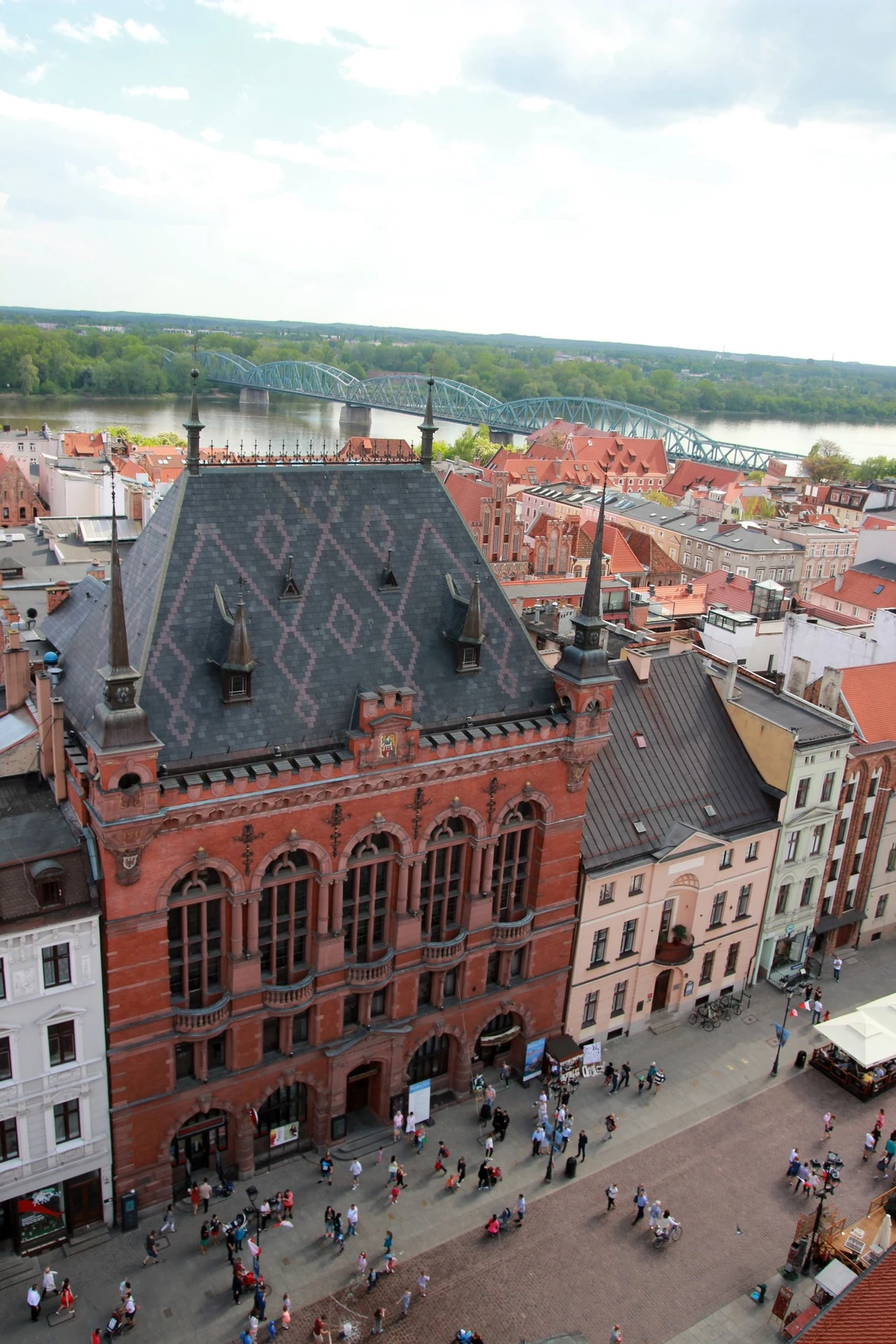 Dwor Artusa i kamienice przy Rynku Staromiejskim, w głębi most im. Józefa Piłsudskiego na Wiśle - widok z wieży Ratusza Staromiejskiego Dwor Artusa i kamienice przy Rynku Staromiejskim, w głębi most im. Józefa Piłsudskiego na Wiśle - widok z wieży Ratusza Staromiejskiego