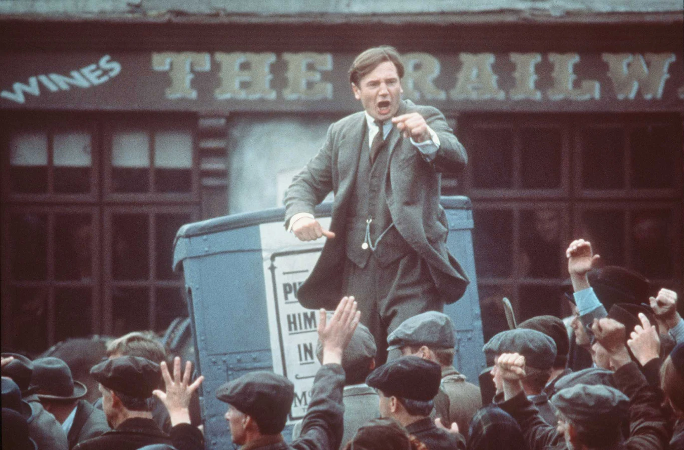 Tuż po sukcesie "Listy Schindlera" Neeson zagrał tytułową rolę w dramacie "Rob Roy" - opowieści o "szkockim Robin Hoodzie".

Rok później wcielił się w irlandzkiego bohatera narodowego w filmie Neila Jordana "Michael Collins", za którą otrzymał nagrodę dla Najlepszego Aktora na festiwalu filmowym w Wenecji, nominację do Złotego Globu i prestiżową londyńską nagrodę Evening Standard dla najlepszego aktora. Film został uhonorowany Złotym Lwem w Wenecji. 