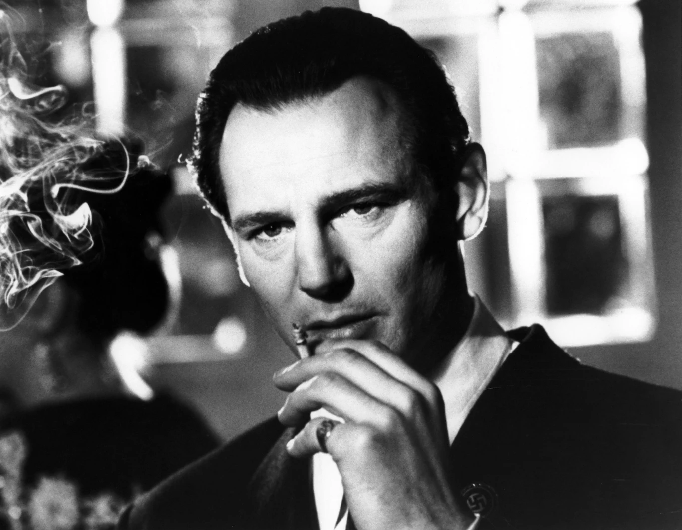 W latach 80. Neeson zaczął grywać w hollywoodzkich produkcjach. W 1990 roku popularność przyniósł mu film "Człowiek ciemności", w którym zagrał opętanego rządzą zemsty oszpeconego naukowca. 

Przełomem w jego życiu była rola wojennego spekulanta i wybawcy Żydów Oskara Schindlera. "On nie grał, on był Oskarem Schindlerem" - mówiła jedna z kobiet, którą uratował niemiecki przedsiębiorca. Rola w "Liście Schindlera" przyniosła Neesonowi nominację do Oscara. 