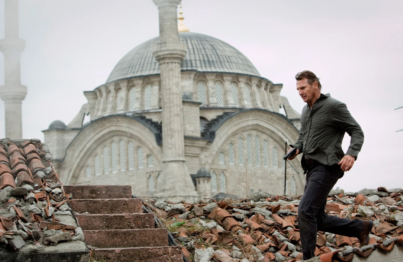 W ostatniej dekadzie 60-letni Neeson stał się bohaterem filmów sensacyjnych. Jednym z hitów okazała się "Uprowadzona" - historia byłego agenta CIA, Briana Millsa, ruszającego w pogoń za przestępcami, którzy porwali jego nastoletnią córkę.

Aktor był zaskoczony wielkim sukcesem filmu. Ku jego zdumieniu obraz Pierre'a Morela z 2008 roku przyniósł 224 miliony dolarów zysku. "Pamiętam, że podczas pracy nad 'Uprowadzoną' byłem wręcz przekonany, że film nie trafi w ogóle do kin. Nie była to wina reżysera, ekipy, czy całej produkcji, ale wydawało mi się, że sama historia jest zbyt prosta, żeby mogła zainteresować widzów kinowych. Byłem zszokowany, i wiem, że studio filmowe także, gdy film odniósł sukces komercyjny na całym świecie" - przyznał Neeson.