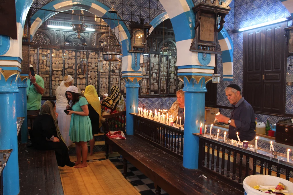 Wnętrze synagogi La Ghriba