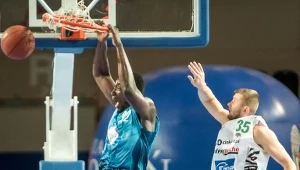 Cheikh Mbodj z Polskiego Cukru w efektownym wsadzie