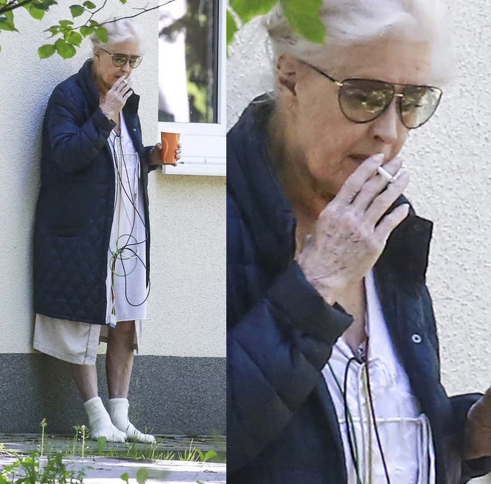 Beata Tyszkiewicz pali pod szpitalem