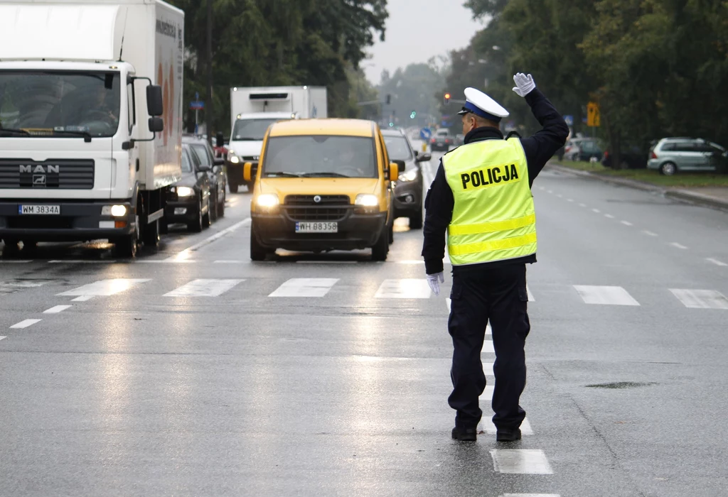 Policjanci najpierw kierowali ruchem, potem pomogli kobiecie (fot. ilustracyjna)