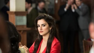 Penélope Cruz w scenie z filmu "Królowa Hiszpanii"