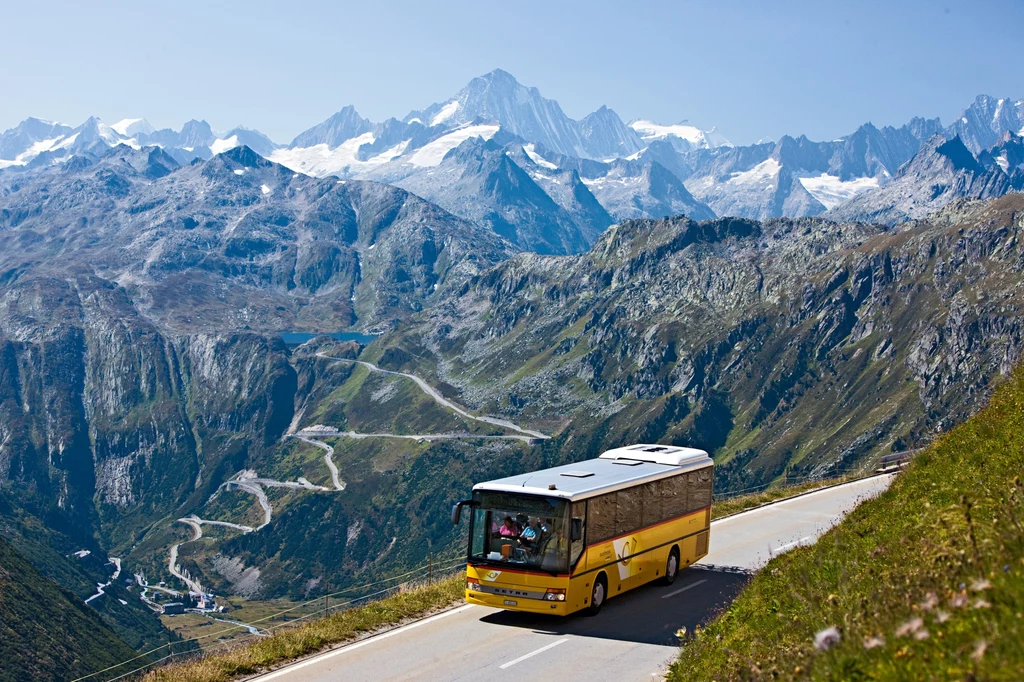 Po Szwajcarii można wygodnie podróżować także autobusem, Furka Pass,  Valais