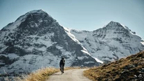 Rowerem przez wioskę górską Grindelwald