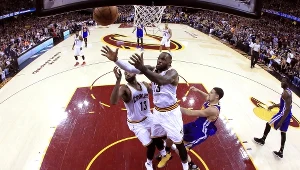 LeBron James (na pierwszym planie)