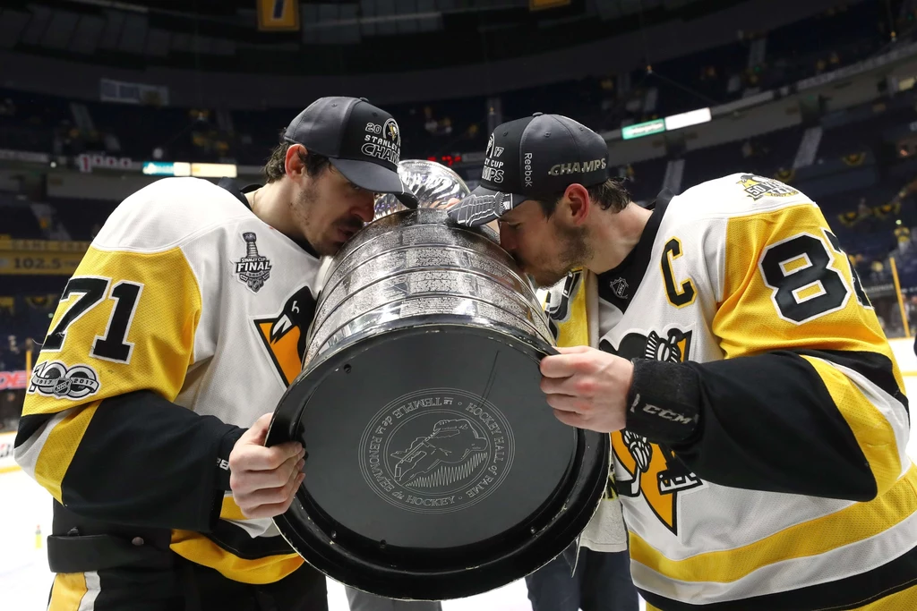 Jewgienij Małkin (z lewej) i Sidney Crosby całują Puchar Stanleya