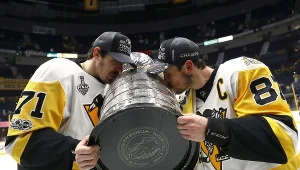 Jewgienij Małkin (z lewej) i Sidney Crosby całują Puchar Stanleya