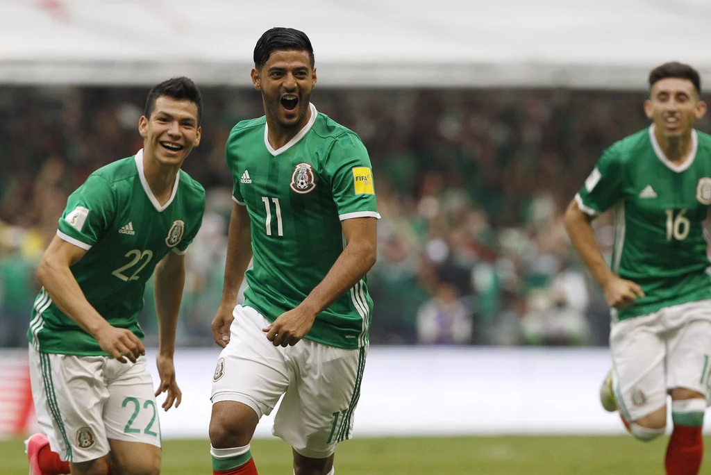 Carlos Vela (w środku) strzelił gola w meczu z USA