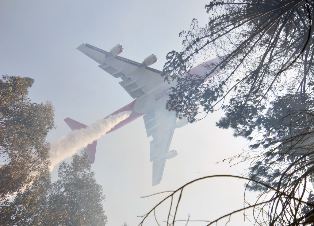 Boeing 747 wykorzystywany podczas gaszenia pożarów. Autonomiczny samolot sprawdziłby się w takiej sytuacji bardzo dobrze