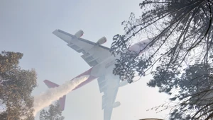 Boeing 747 wykorzystywany podczas gaszenia pożarów. Autonomiczny samolot sprawdziłby się w takiej sytuacji bardzo dobrze