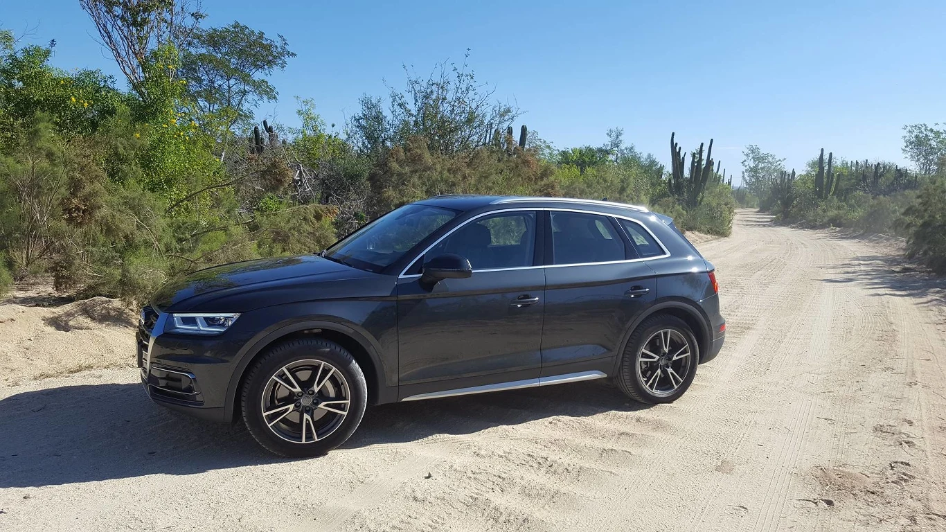 Druga generacja Audi Q5 pojawiła się w 2017 roku. Niemiecki SUV ma długość 4629 mm, a pod maską opisywanej wersji znajduje się 2-litrowy silnik zasilany olejem napędowym o mocy 190 KM. Samochód z tym silnikiem rozpędza się od zera do 100 km/h w czasie 9,7 sekundy. Napęd przekazywany jest na wszystkie koła za pośrednictwem 7-biegowej przekładni automatycznej. Cena samochodu w tej specyfikacji startuje od 192 tys. zł, a na liście wyposażenia znalazły się między innymi reflektory ksenonowe z dynamiczną regulacją zasięgu, automatyczna klimatyzacja, centralny zamek sterowany falami radiowymi i system wspomagający bezpieczeństwo, wykorzystujący kamerę, który rozpoznaje możliwość kolizji i ostrzega kierowcę poprzez ingerencję w układ hamulcowy. 