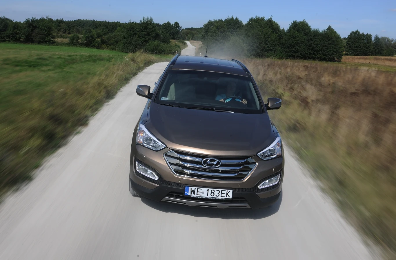 W ofercie znajduje się trzecia generacja Hyundaia Santa Fe, która została zbudowana na całkowicie nowej płycie podłogowej. Samochód mierzy 470 cm długości i jest napędzany – w opisywanej odmianie – przez silnik Diesla o pojemności 2,2 litra i mocy 200 KM. Napęd przekazywany jest na cztery koła za pośrednictwem manualnej lub automatycznej skrzyni biegów – obie mają po sześć przełożeń. W przypadku ręcznej skrzyni sprint do setki zajmuje 9 sekund. Według cennika podstawowego najtańsza odmiana tego modelu w powyższej specyfikacji silnikowej kosztuje od 175 800 zł, natomiast w promocji od 164 800 zł. Samochód wyposażony jest między innymi w asystenta ruszania pod górę, system ostrzegania o awaryjnym hamowaniu oraz klimatyzację dwustrefową, komputer pokładowy i światła do jazdy dziennej typu LED. 