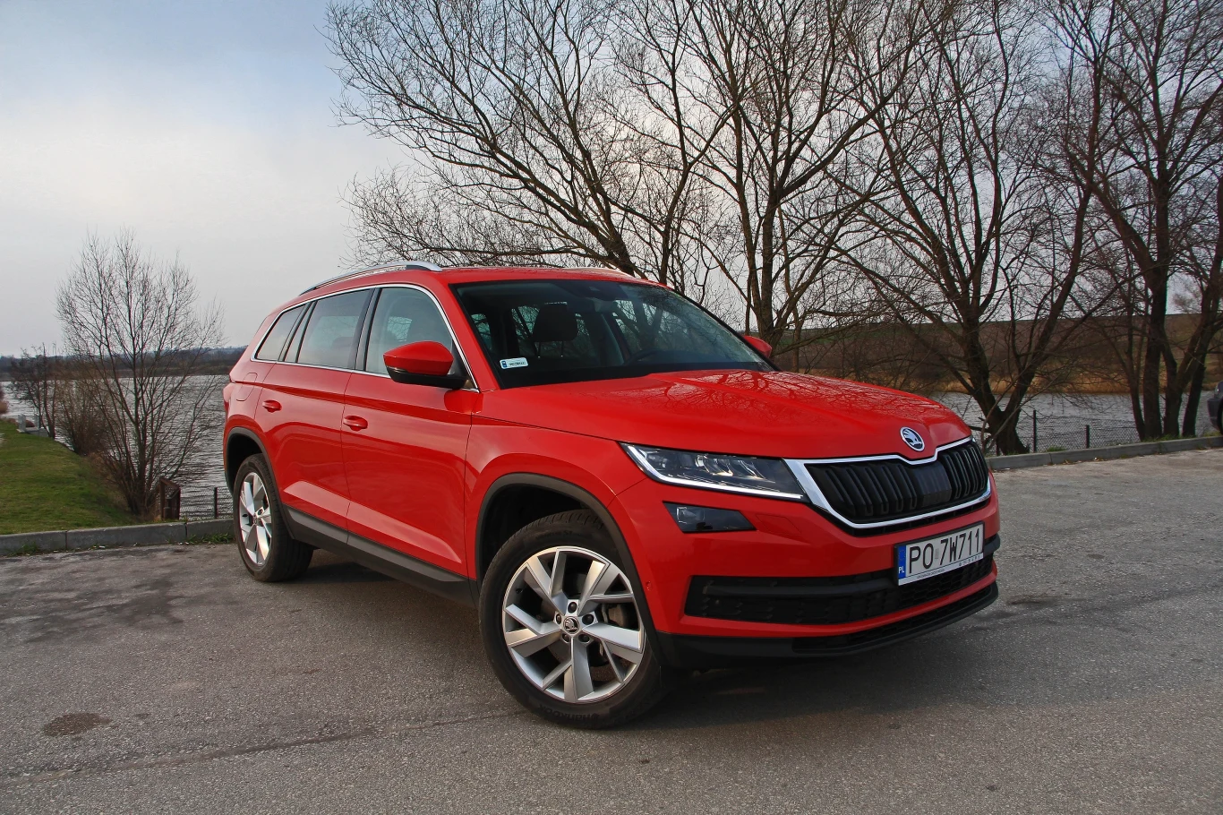 Skoda Kodiaq została zbudowana na przedłużonej płycie podłogowej modelu Tiguan. Mierzy 4697 mm i może być wyposażony w silnik Diesla 2,0 o mocy 190 KM. W tym przypadku napęd przekazywany jest za pomocą automatycznej skrzyni biegów na cztery koła. Przyspieszenie od 0 do 100 km/h zajmuje 8,7 sekundy. Ceny samochodu w tej specyfikacji zaczynają się od 142 850 zł. Na liście wyposażenia podstawowego znalazły się między innymi radio z MP3 oraz czujniki parkowania z tyłu, elektrycznie sterowane szyby z przodu i z tyłu, światła przeciwmgłowe i oświetlenie tylne w technologii LED.