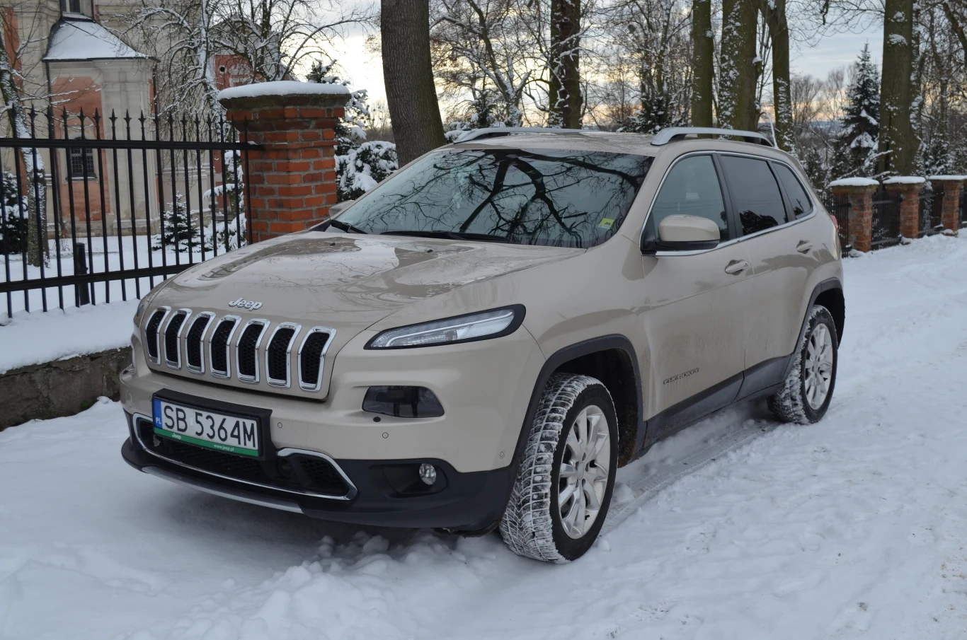 Jeep Cherokee został zbudowany na płycie podłogowej Alfy Romeo i mierzy 462,3 cm długości. Ceny 200- konnej odmiany startują od 202 tys. zł – w tej kwocie otrzymujemy silnik Diesla 2,2 MJD oraz napęd na cztery koła przekazywany przez 9-stopniową automatyczną skrzynię biegów. Przyspieszenie od 0 do 100 km/h zajmuje 8,5 sekundy, natomiast średnie zużycie paliwa w tej konfiguracji silnikowej to 5,7 litrów na 100 km. Na liście wyposażenia znalazły się między innymi asystent zjazdu ze wniesienia, układ przeciwdziałający wywróceniu pojazdu, system bezkluczykowy oraz czujniki deszczu i tempomat. Dopłaty na poziomie 9,8 tys. zł wymaga pakiet Technology składający się z systemów bezpieczeństwa, między innymi wspomaganie hamowania awaryjnego, asystent pasa ruchu i system zdalnego sterowania światłami drogowymi. 