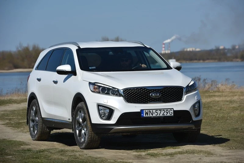 Trzecia generacja Kii Sorento została zaprezentowana w 2014 roku i dzieli platformę z modelem Carnival. Mierzący 478 cm SUV może być napędzany silnikiem Diesla o pojemności 2,2 litra generującym 200 KM. Przyspieszenie od zera do 100 km/h zajmuje w przypadku manualnej skrzyni biegów 9 sekund, a w konfiguracji z automatem 9,6 sekundy. Ceny samochodu w tej specyfikacji silnikowej zaczynają się od 161 500 zł. Na liście wyposażenia niewymagającego dopłaty znaleźć można między innymi napęd na cztery koła, system nawigacji, kamerę cofania oraz przednie i tylne czujniki parkowania. 
