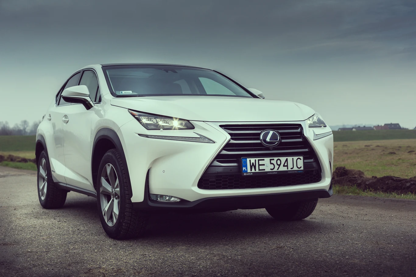 Lexus NX o oznaczeniu 300h jest napędzany za pomocą 2,5-litrowego, 4-cylindrowego silnika benzynowego oraz dwóch lub trzech agregatów elektrycznych. Trzy pojawiają się przy napędzie na cztery koła E-FOUR. Całkowita moc układu to 197 koni mechanicznych. Mierzący 463 cm długości Lexus osiąga 100 km/h po 9,2 sekundy. Średnie spalanie to 5 l/100 km. Najtańszy Lexus NX 300h z napędem na koła przednie kosztuje obecnie 149 tys. zł – cena obejmuje odmianę Elite doposażoną w Pakiet Komfortowy. Wersja AWD w specyfikacji Elite z pakietem Case i Business startuje od kwoty 185,9 tys. zł. Na liście wyposażenia znalazły się między innymi czujnik deszczu, podgrzewane fotele przednie, tempomat oraz kamera cofania, lampy przeciwmgielne LED i system antykradzieżowy z czujnikiem wtargnięcia. Standardowe wyposażenie pojazdu w wersji Elite obejmuje również 17-calowe alufelgi, 8 poduszek powietrznych, dwustrefową automatyczną klimatyzację, sterowanie głosowe oraz uruchamianie silnika za pomocą przycisku i kamerę cofania. 