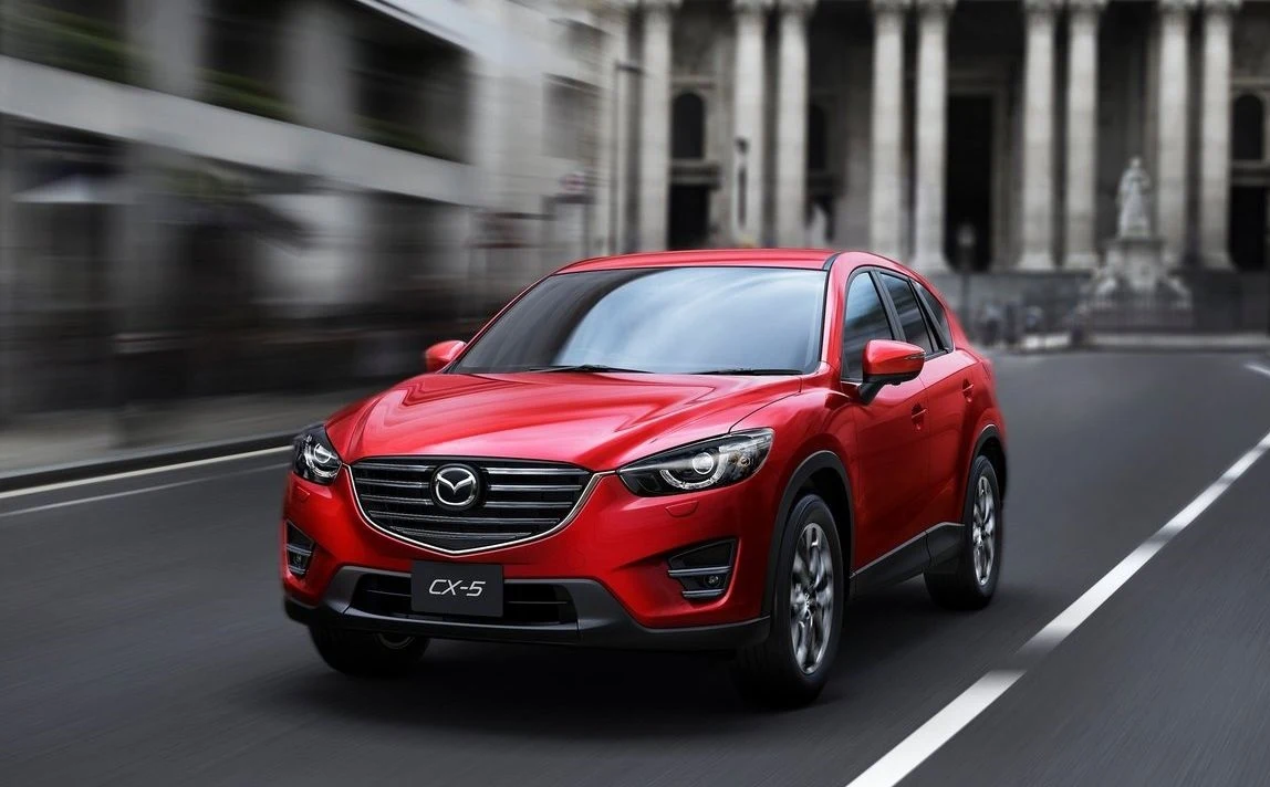 Silnik benzynowy w Maździe CX-5 o pojemności 2,5 litra i mocy 192 KM może rozpędzić mierzącego 454 centymetry CX-5 do pierwszej setki w czasie 8 sekund. Napęd przekazywany jest przy tym na cztery koła za pośrednictwem 6-biegowej skrzyni automatycznej, a średnie spalanie to 7,2 l/100 km. Cena samochodu z opisywanym silnikiem i napędem na cztery koła to 153 900 zł. Motor występuje w jednej wersji wyposażeniowej, która obejmuje między innymi system zapobiegający kolizjom przy małej prędkości, system monitorowania martwego pola oraz system wspomagający utrzymanie pojazdu w pasie ruchu, asystenta wykrywającego znużenie kierowcy, a także przednie matrycowe reflektory diodowe z systemem oświetlenia adaptacyjnego. 