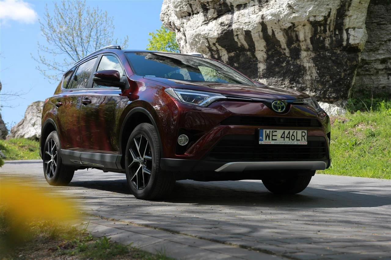 Hybrydowa Toyota RAV4 wyposażona jest w silnik benzynowy o pojemności 2,5 litra, który wraz z agregatem elektrycznym oferuje moc na poziomie 197 KM. Auto zbudowane na platformie Toyoty Avensis, o długości 460 cm i masie ponad 1700 kg, przyspiesza do 100 km/h w 8,3 s i zużywa średnio 5,1 l/100 km benzyny. Ceny hybrydowej Toyoty RAV4 z napędem na przednie koła zaczynają się od 139,9 tys. zł, natomiast wersja 4x4 kosztuje 149,9 tys. zł. Już podstawowa wersja tego japońskiego SUV-a jest bogato wyposażona. Na liście znalazły się niewymagające dopłaty systemy bezpieczeństwa, takie jak układ wczesnego reagowania w razie ryzyka zderzenia z automatycznym hamowaniem awaryjnym i wykrywaniem pieszych, układ rozpoznawania znaków drogowych, aktywny tempomat, układ wykrywania zmęczenia kierowcy, układ ostrzegania o niezamierzonej zmianie pasa ruchu z funkcją powrotu na zadany tor jazdy oraz przednie i tylne czujniki parkowania. W cenie pojazdu ujęto również pakiet Style o wartości 9,9 tys. zł – przednie lampy typu Bi-LED, automatyczna regulacja świateł głównych, przyciemniane tylne szyby, 18-calowe felgi aluminiowe, system „inteligentny kluczyk” oraz elektrycznie unoszone drzwi bagażnika. Toyota RAV4 wyposażona jest w siedem poduszek powietrznych – przednie i boczne kierowcy i pasażera, kolanowe kierowcy i kurtyny boczne, światła do jazdy dziennej oraz tylne światła typu LED. 