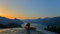 Widok na Jezioro Czterech Kantonów i Alpy z basenu hotelu Villa Honegg's, kanton Nidwalden.