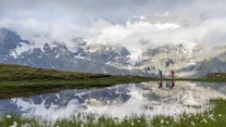 Rowerzyści w Val dal Buegliet. W tle lodowiec Cambrena z Piz d'Arlas (3375 m n .p. m) i Piz Cambrena (3602 m n. p. m)