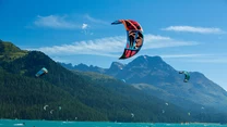 Kite-surfing na jeziorze Silvaplana (rejon Sankt Moritz)  w tle Piz La Margna (3159 m n. p. m).