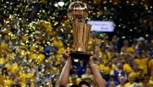 Kevin Durant z trofeum dla mistrzów NBA