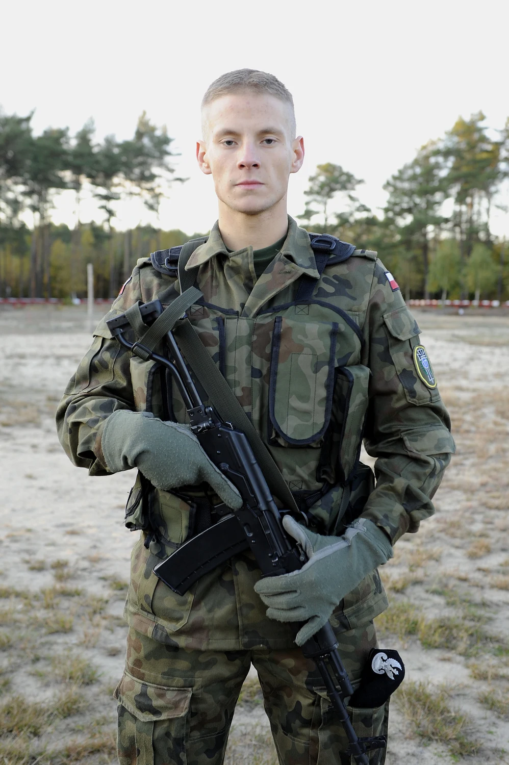 Ważnym momentem jego telewizyjnej kariery była rola w serialu Canal+ "Misja Afganistan" (2012), w którym wcielił się w postać starszego szeregowego Emila Hołubiczkę ps. "Młody".