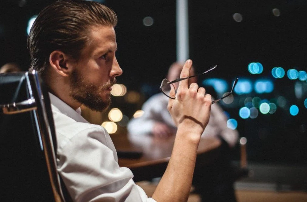 Fabijańskiego oglądaliśmy potem w niewielkiej roli młodego i ambitnego szefa sztabu wyborczego w drugiem sezonie serialu HBO "Pakt".

Przed wejściem na plan mocno interesowałem się naszą sceną polityczną, ale szybko mnie to zniesmaczyło, wywoływało niepotrzebną agresję i przestałem oglądać wiadomości. Te wszystkie fałszywe uśmiechy, gesty, słowa zaczęły mnie przerażać. Jestem na to zbyt wrażliwy. Ale było to ciekawe zadanie aktorskie, bo zacząłem zastanawiać się, jak ja, Sebastian Fabijański, zachowałbym się w okolicznościach, z jakimi musiał zmierzyć się mój bohater - mówił w rozmowie z magazynem "Super TV".
